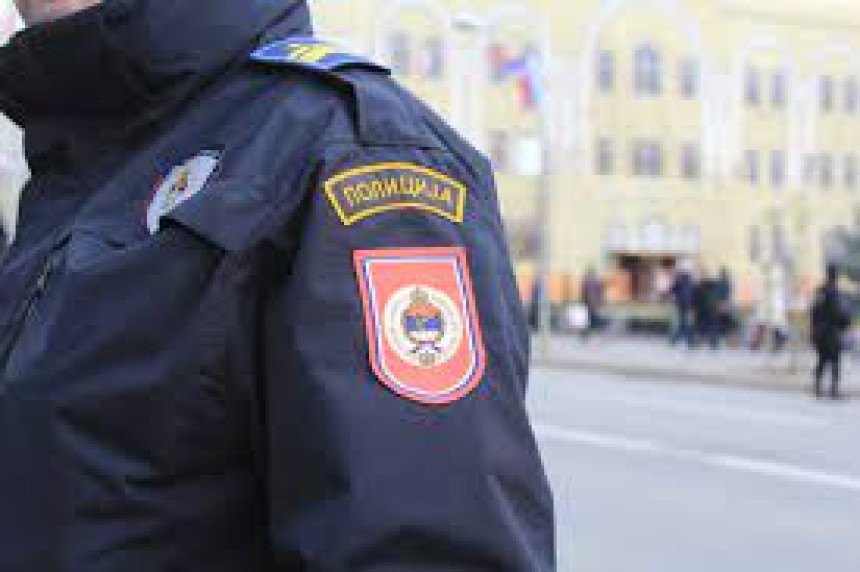 Ухапшен мушкарац, уперио пиштољ према полицајцима