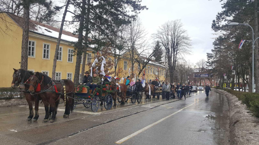 U Banjaluci svečana povorka sa badnjacima