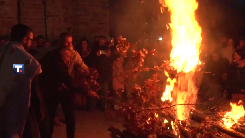 U porti manastira Gračanica osvećen i naložen badnjak