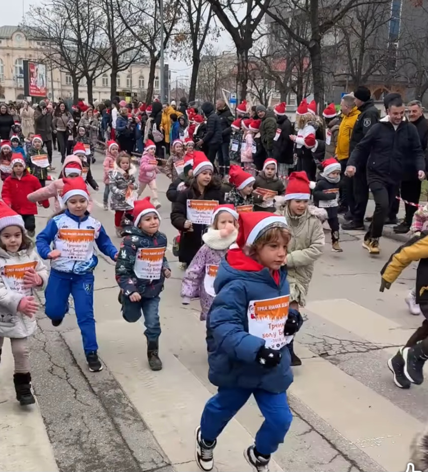 Održana trka malih "Djeda mrazeva" u Bijeljini