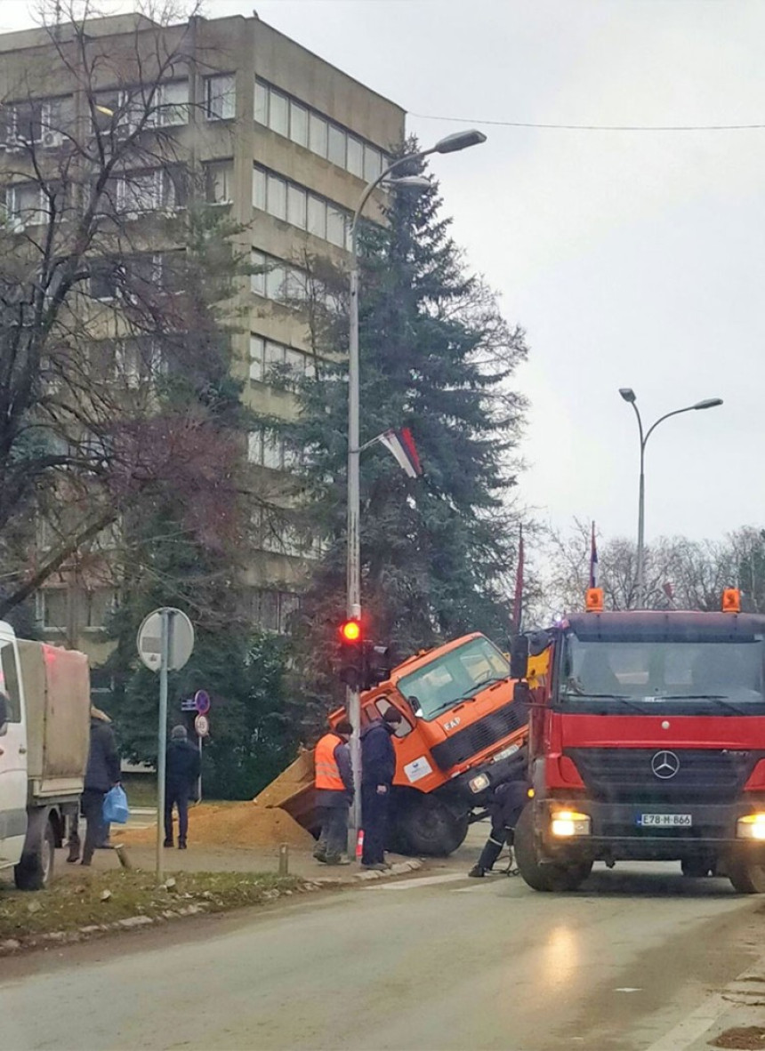 Nezgoda u Banjaluci: Kamion upao u rupu na cesti