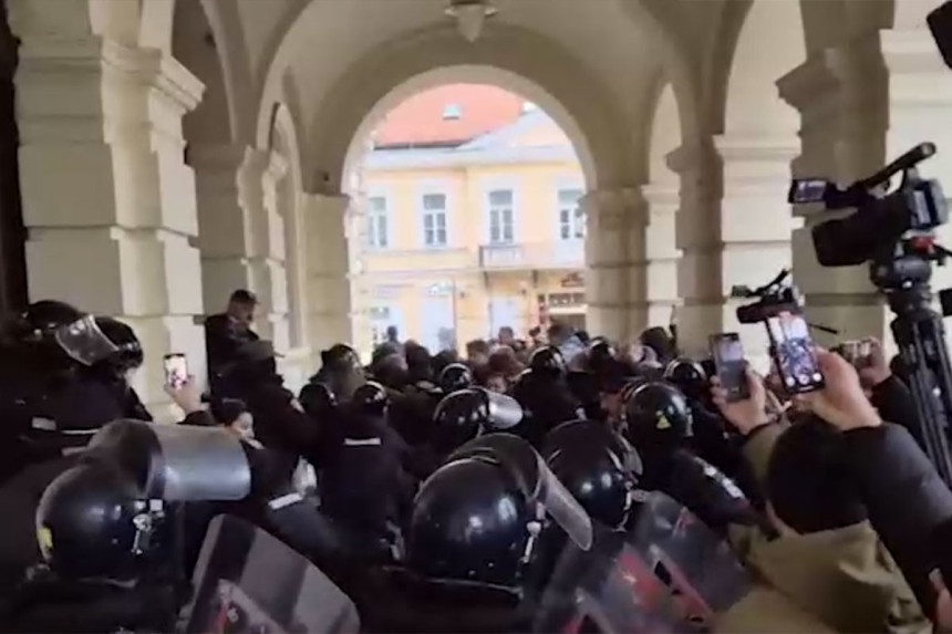 Incidenti ispred Gradske kuće u Novom Sadu