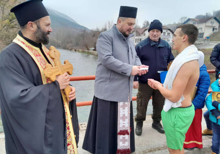 Darko Vuković (15) prvi doplivao do Časnog krsta