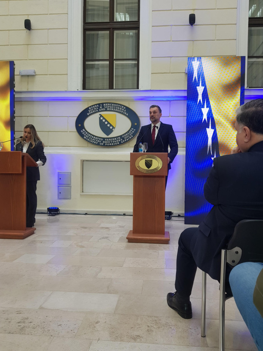 SNSD je izbrisan gumicom, mogu sa SDA zadržati fotelje