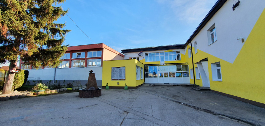 Na nastavnicu pao prozor, prevezena na UKC