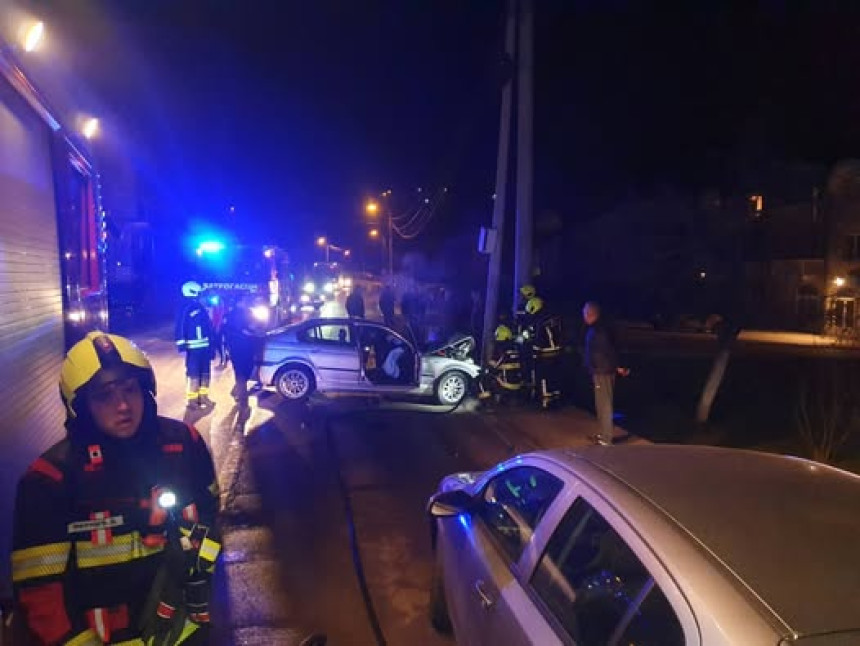 Banjaluka: Autom udario u betonsku banderu FOTO