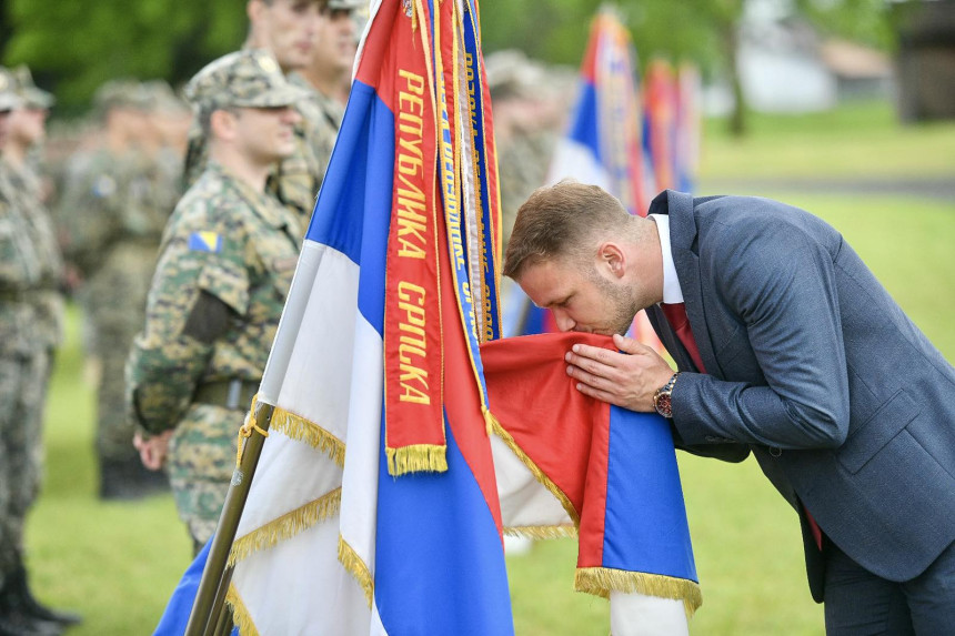 Zastava Srbije će se vijoriti, himna čuti, a grb vidjeti