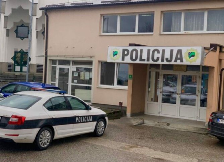 Užas u Kalesiji: Ubio suprugu i sina (13), pa pobjegao