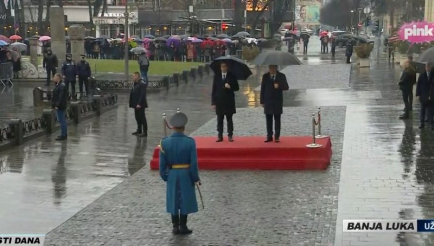 Vučić svečano dočekan ispred Palate predsjednika