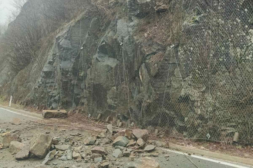 Obrušila se stijena kod Jablanice, formirale se kolone