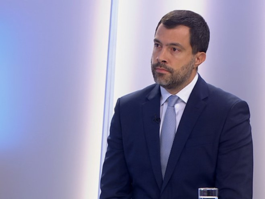 Tatin sin izdao naredbu: Usvojiti predložene zakone...