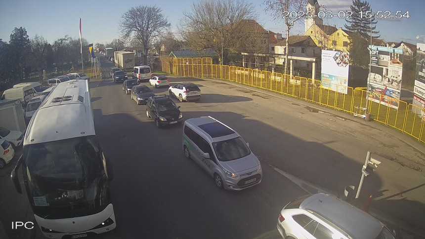 Duge kolone na izlazu iz BiH na nekoliko graničnih prelaza