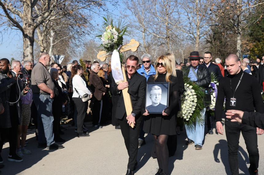 Sahranjen Saša Popović: Ispraćen uz pjesmu "Svirci moji"