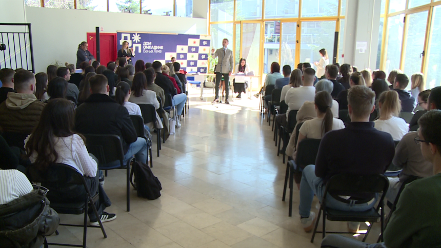 Stanivuković uručio studentima rješenja o stipendiranju