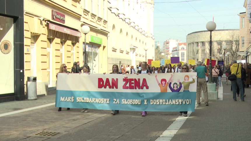 Dok jedni kupuju poklone za 8. mart, drugi protestuju