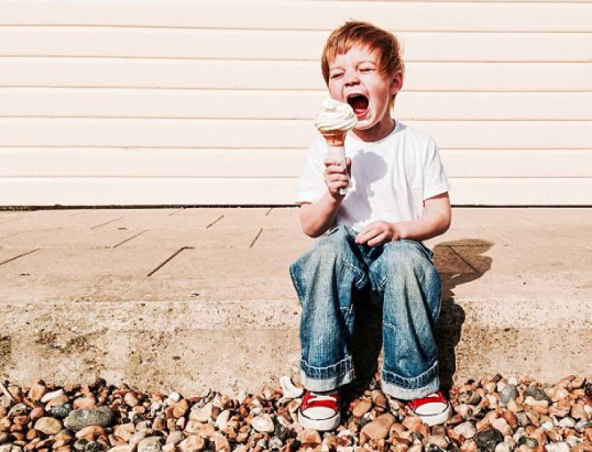 Mama četvorogodšnjem dečaku pojela sladoled, pa je tužio policiji
