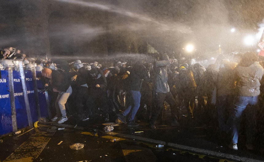 Žestoki sukobi demonstranata i policije u Ankari