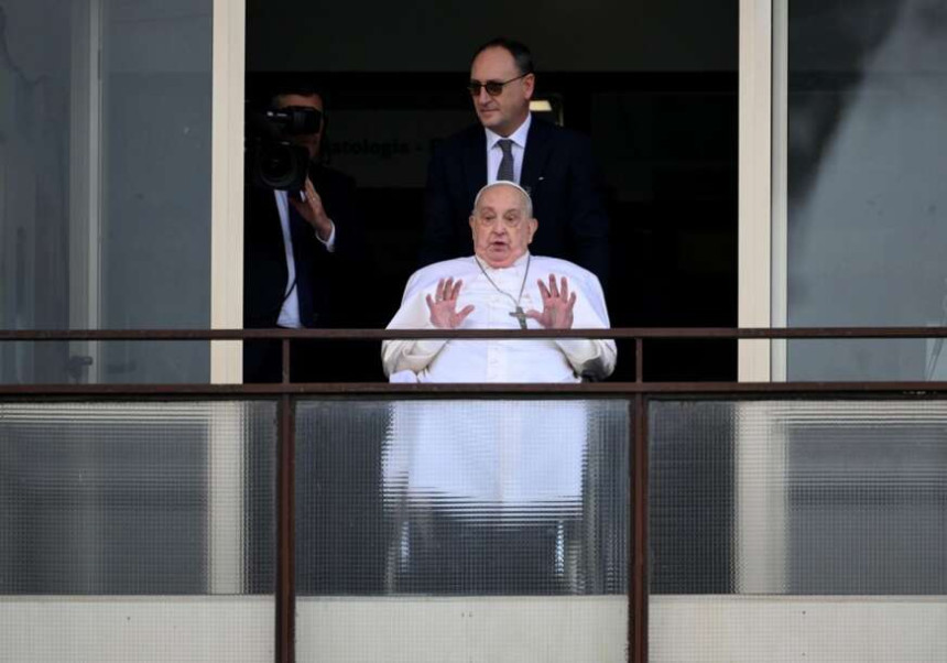 Nakon pet sedmica u bolnici, prvi put u javnosti