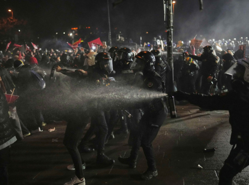 Demonstranti protestuju protiv hapšenja Imamoglua