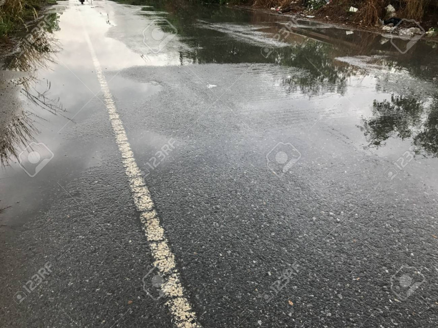 U Hercegovini i na zapadu vozi se po klizavim kolovozima