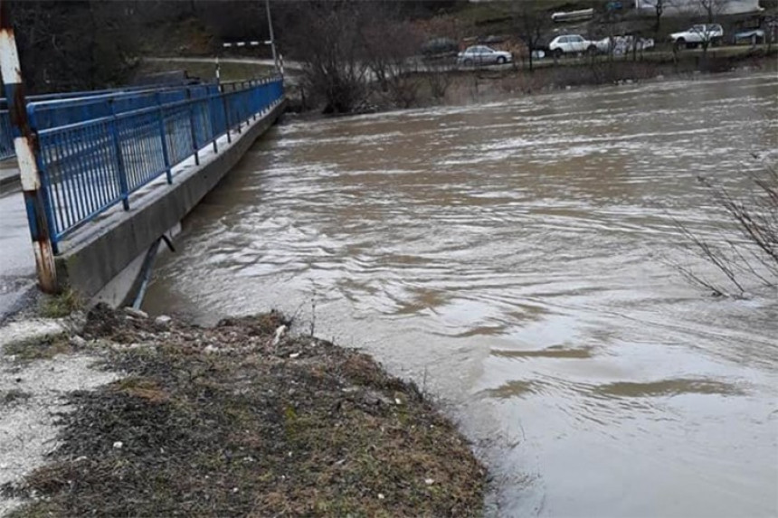 Više putnih pravaca neprohodno zbog izlivanja rijeka