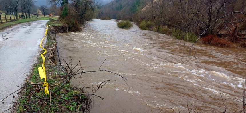Obilne padavine u Višegradu: Ugrožena kuća u Vardištu 