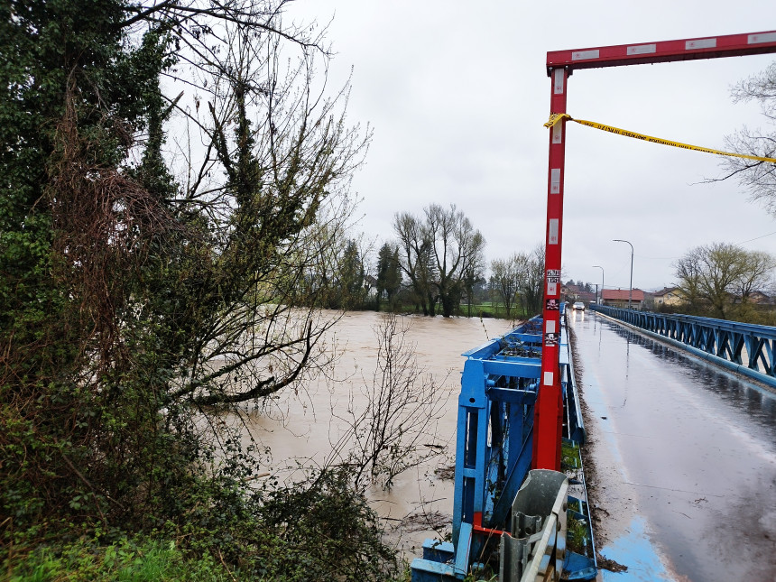 Laktaši: Vrbas u porastu, zatvoren Trnski most (FOTO)