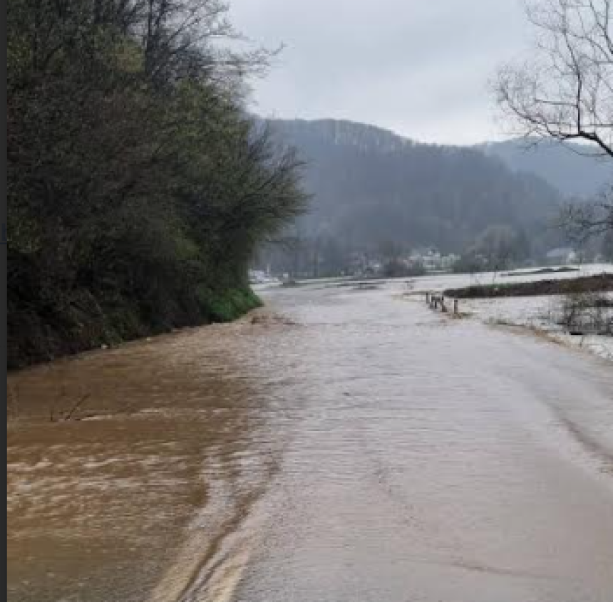 Blokiran saobraćaj na putu Teslić-Doboj, zbog izlivanja vode