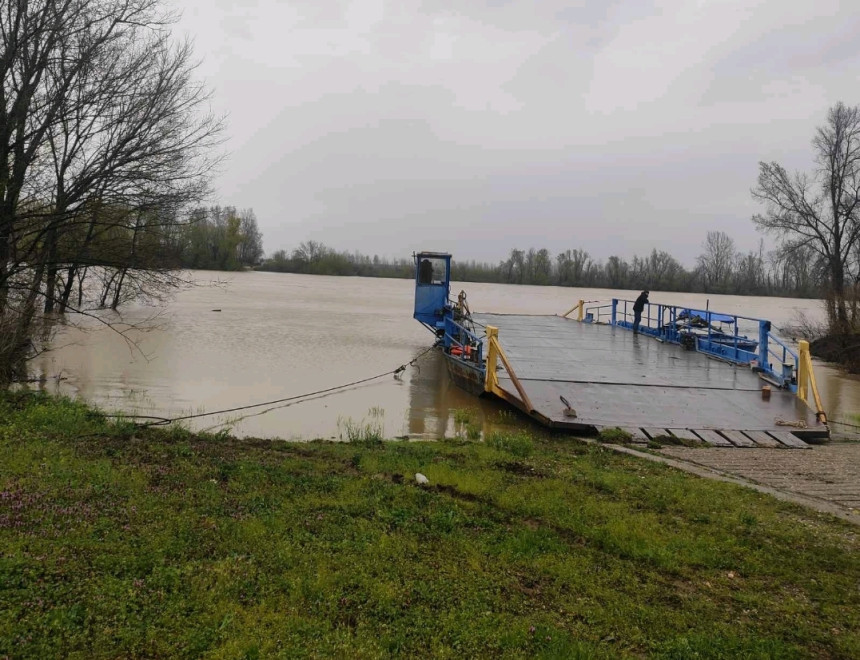 Ubrzan porast vodostaja rijeke Save u Semberiji