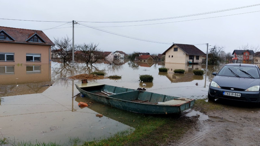 Prijedor: Pod vodom na stotine kuća - i dalje raste vodostaj