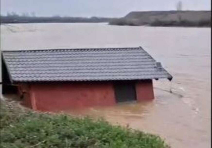 Poplave u Odžaku: Vikendica pluta rijekom Bosnom