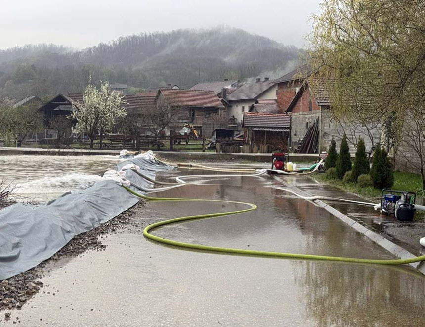 U Kostajnici i dalje vanredno stanje, Una ne opada