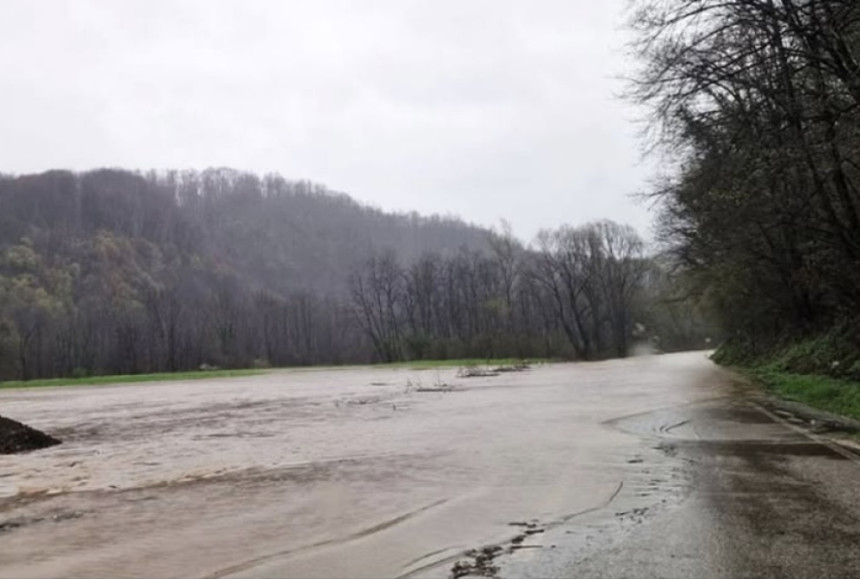 Obustavljen saobraćaj na više magistralnih puteva