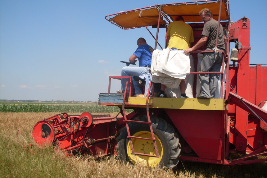 Vlast umjesto da pomaže, odmaže poljoprivrednicima