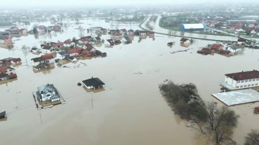 Voda se povlači, isplivali problemi, pojavile se i zmije