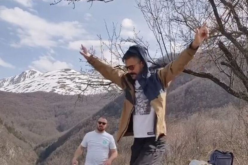 Milan Vasić zaigrao kolo na vrhu Šar planine (VIDEO)