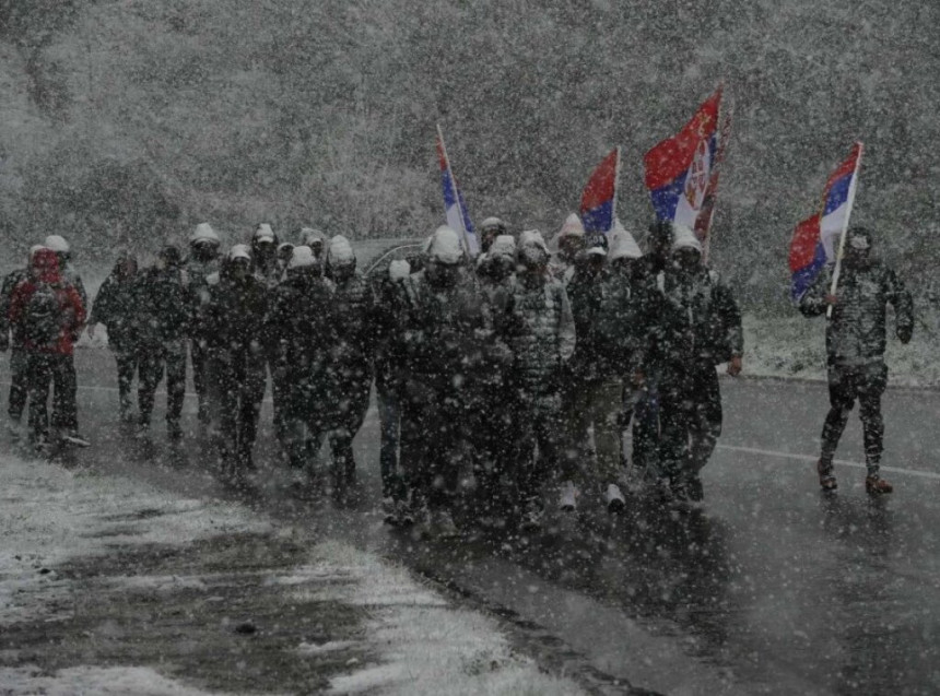 Vučić pozdravio Srbe sa Kosmeta koji su krenuli ka Beogradu