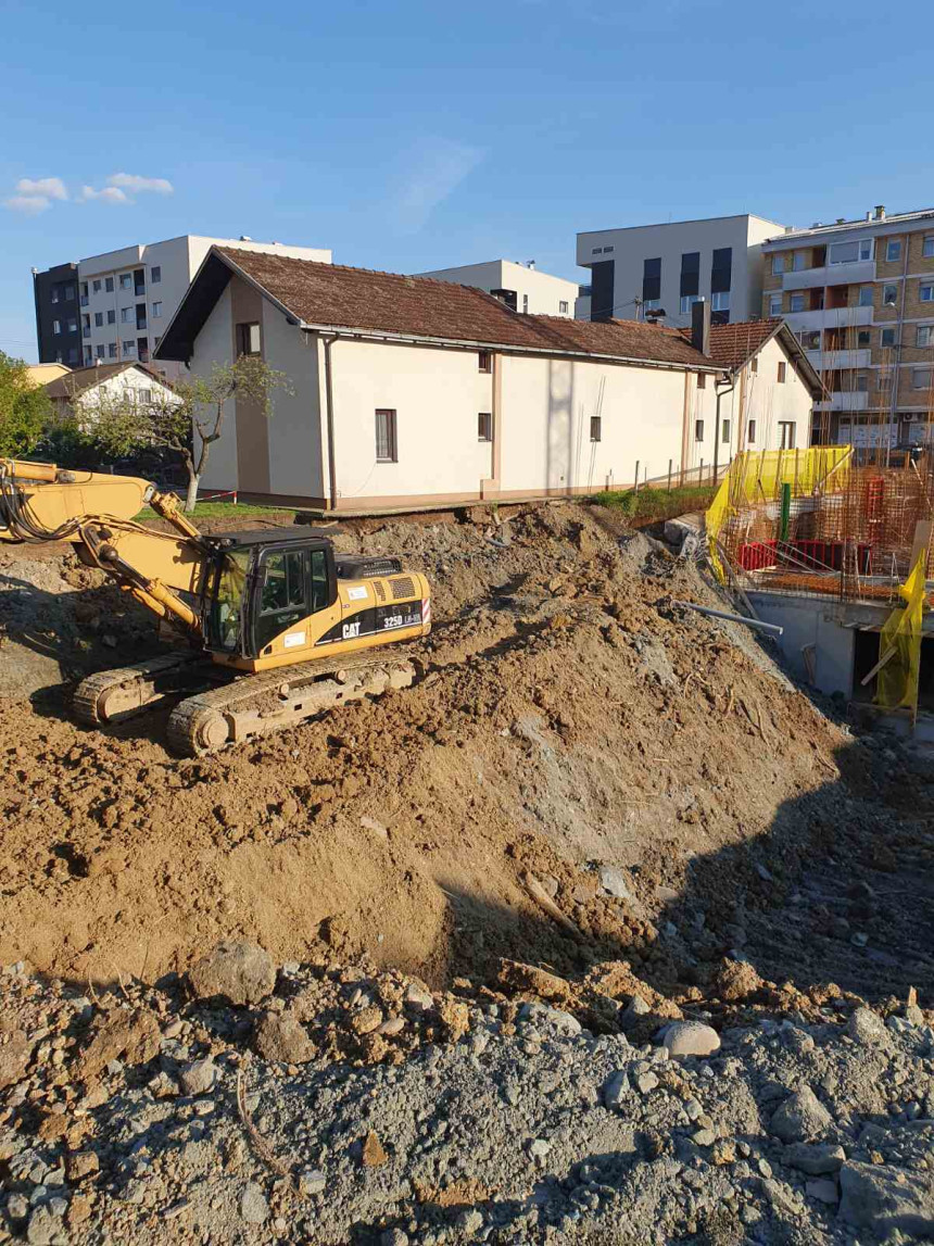 Zbog gradnje zgrade ugrožena kuća porodice Knežević