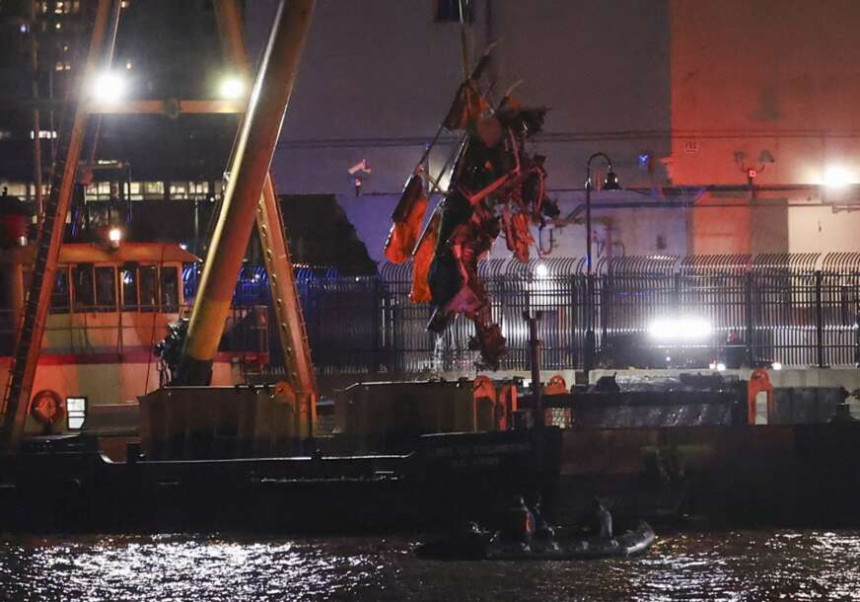 Pad helikoptera pratila velika buka, onda se prepolovio