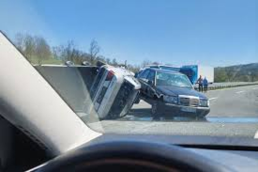 Sudar na auto-putu Banjaluka - Prnjavor, stvaraju se gužve