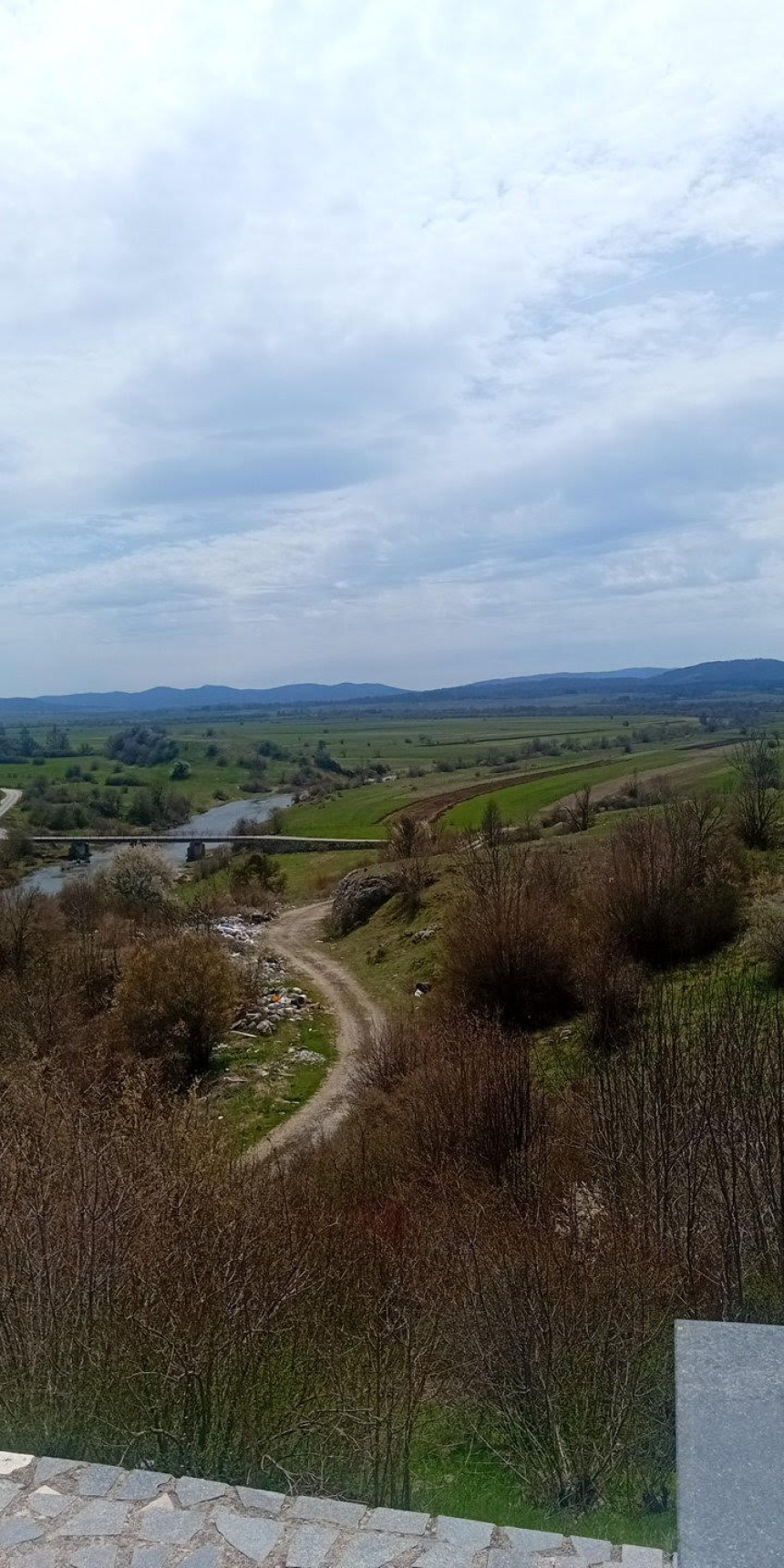 Oblačno vrijeme sa jačom kišom i olujnim vjetrom