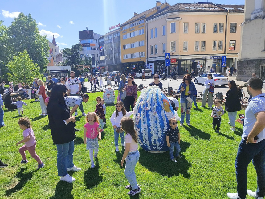 Ukrašavanje jaja u porti Hrama Hrista Spasitelja