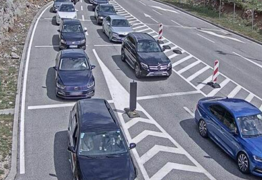 Duga kolona vozila čeka na granici BiH sa Hrvatskom