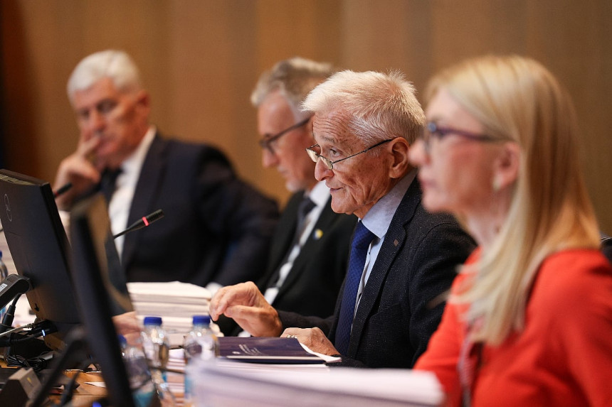 Osam delegata traži da Špirić prestane kršiti Poslovnik