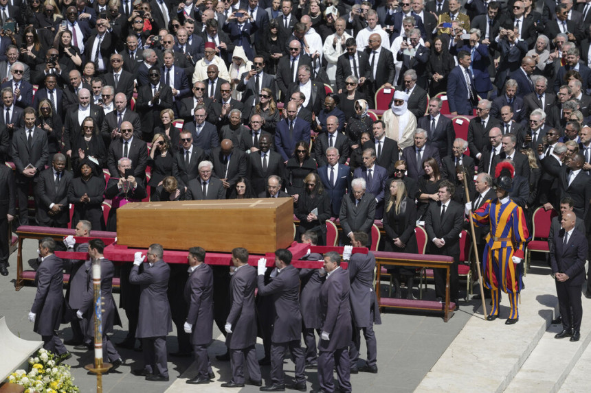 Kovčeg stigao u baziliku, slijedi privatna ceremonija