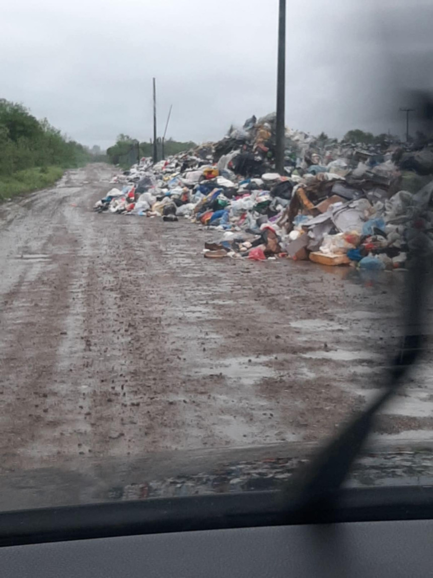 Na lokalnom putu u blizini Broda nikla deponija