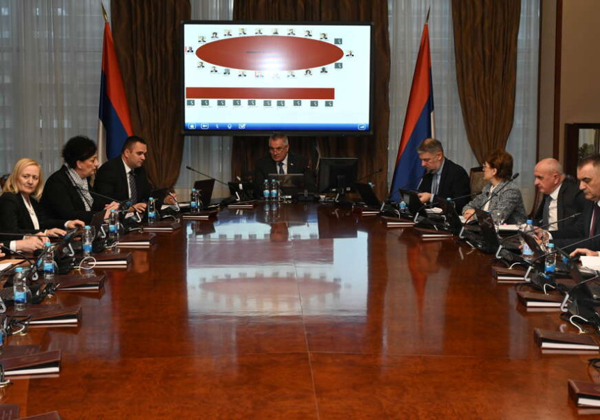 Uprkos lošim rezultatima, Višković i njegov kabinet i dalje u “sedlu”