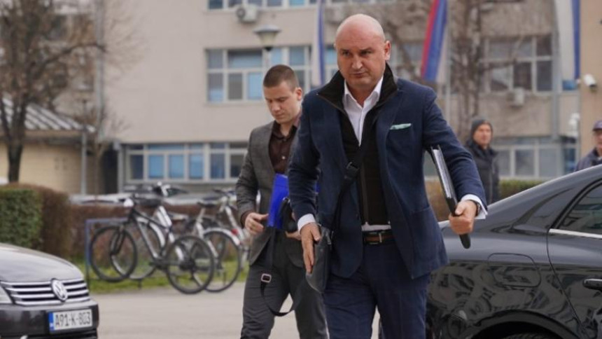 Džombićeve studije frizirane za Comsar plaćaju građani