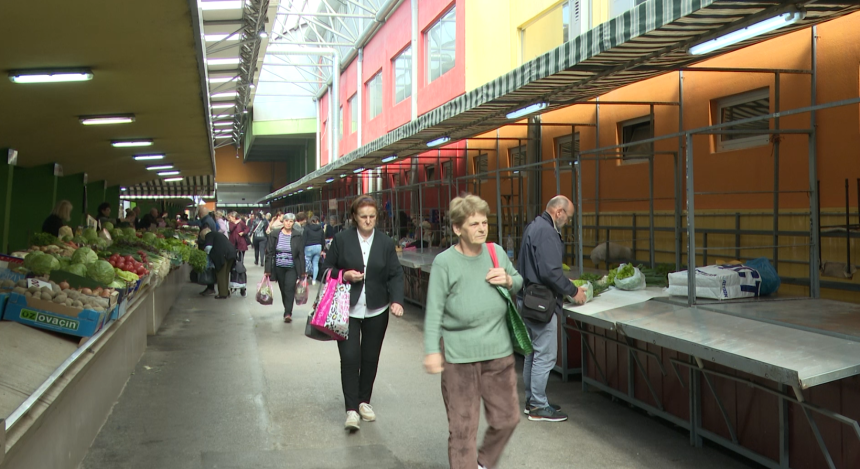 Nije pijaca što je nekad bila, sve više praznih tezgi