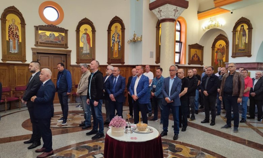 U hramu služen parastos za Srbe ubijene u "Bljesku"